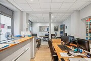 Espace de travail lumineux et moderne, idéal pour les professionnels.