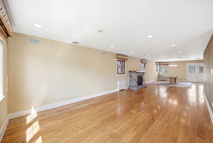 9819 160th Ave, Howard Beach, NY à vendre - Photo du bâtiment - Image 3 de 27