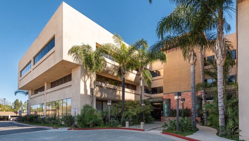 21731 Ventura Blvd, Woodland Hills, CA à louer - Photo du bâtiment - Image 1 de 43