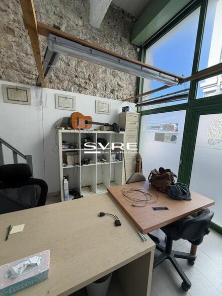 Flex in Marseille for lease - Interior Photo - Image 3 of 4
