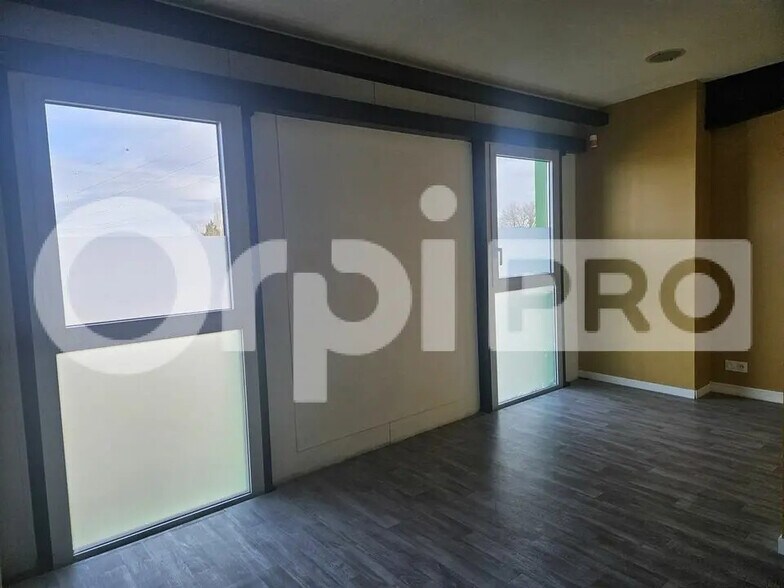 Office in Eysines for lease - Interior Photo - Image 3 of 6