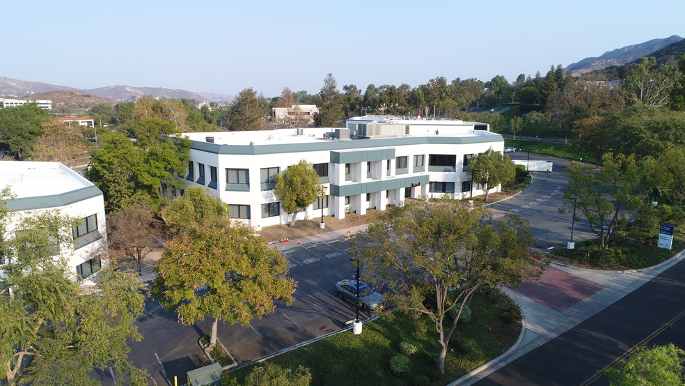 31355 Oak Crest Dr, Westlake Village, CA à louer - Photo du bâtiment - Image 3 de 12