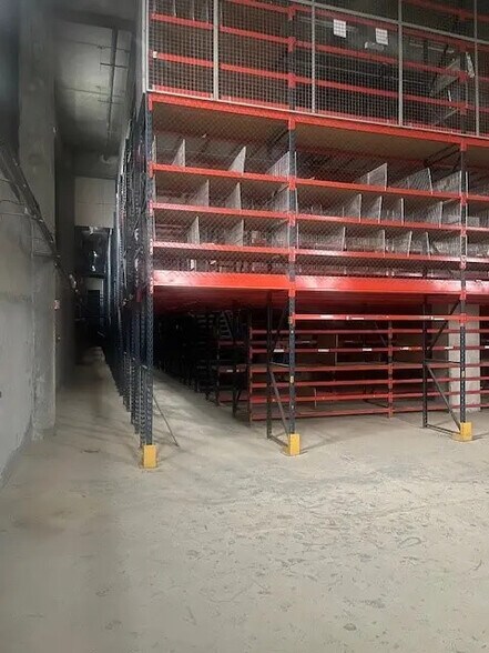 Industriel dans Marseille à louer - Photo du bâtiment - Image 2 de 9