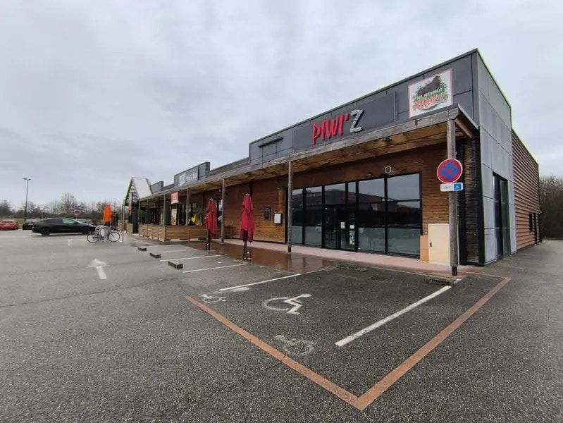 Retail in Bourgoin-Jallieu for lease Building Photo- Image 1 of 4