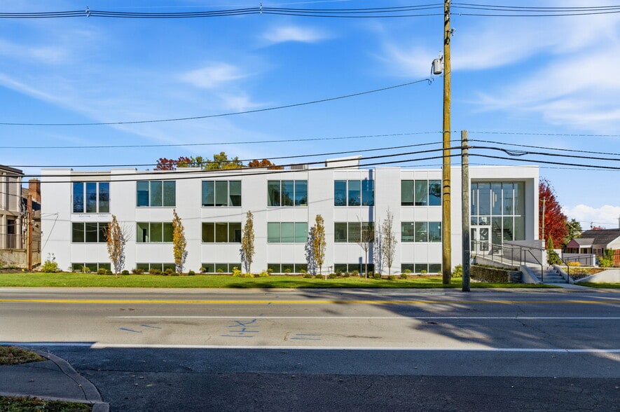 125 Chenoweth Ln, Louisville, KY à louer - Photo du bâtiment - Image 3 de 37