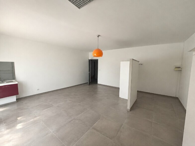 Office in Saint Remy De Provence for lease - Interior Photo - Image 1 of 3