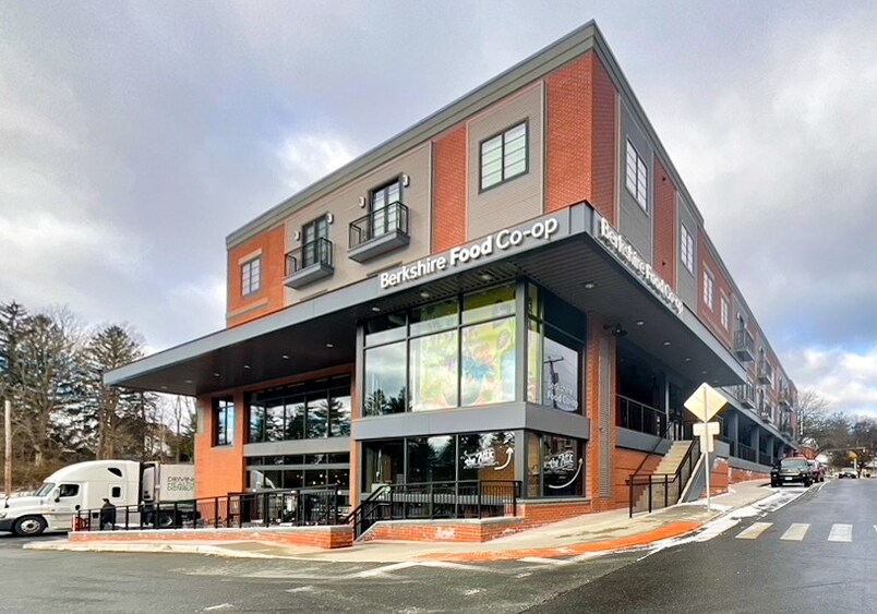 34 Bridge St, Great Barrington, MA à louer - Photo du bâtiment - Image 2 de 12