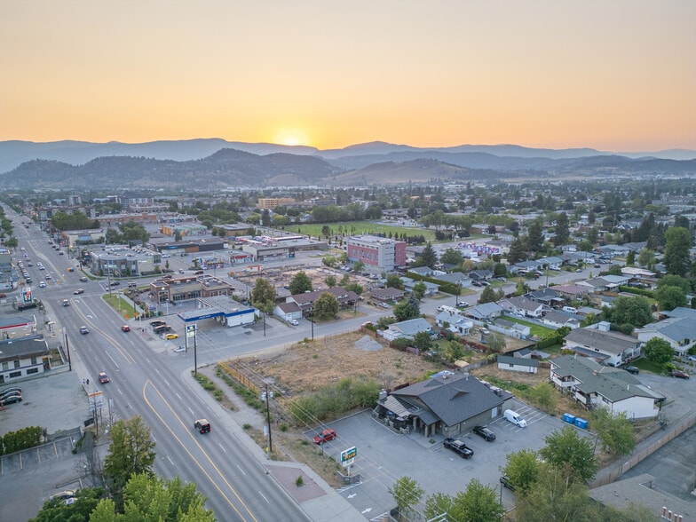 180 Highway 33 E, Kelowna, BC à vendre - Photo du bâtiment - Image 2 de 9