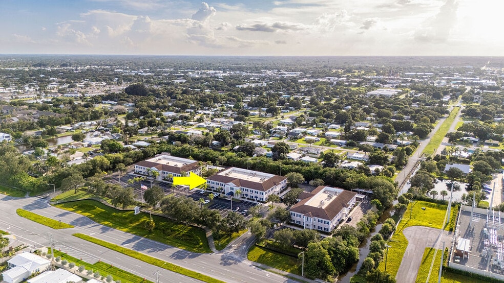 1555 Indian River Blvd, Vero Beach, FL for lease - Building Photo - Image 2 of 45