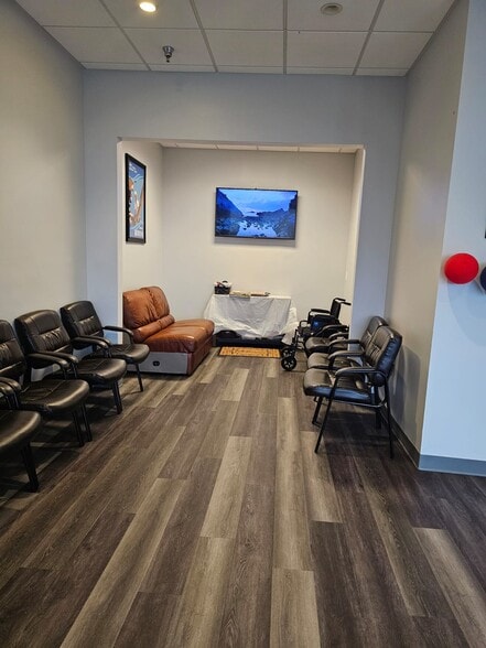 121 Tom Hill Sr Blvd, Macon-Bibb, GA for lease - Interior Photo - Image 3 of 8