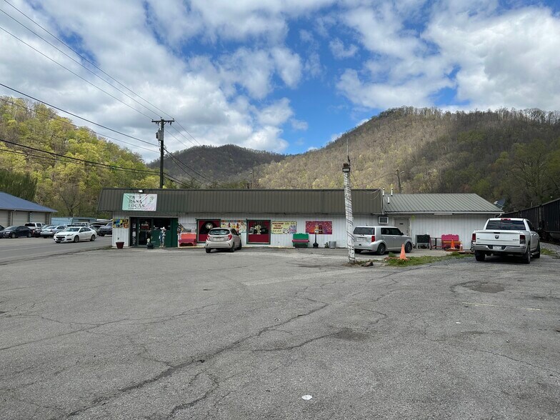 485 Hanging Rock Hwy, Logan, WV à vendre - Photo principale - Image 1 de 1