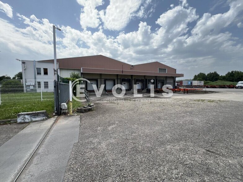 Flex dans SAINT-SYMPHORIEN-D'OZON à louer - Photo du bâtiment - Image 2 de 13