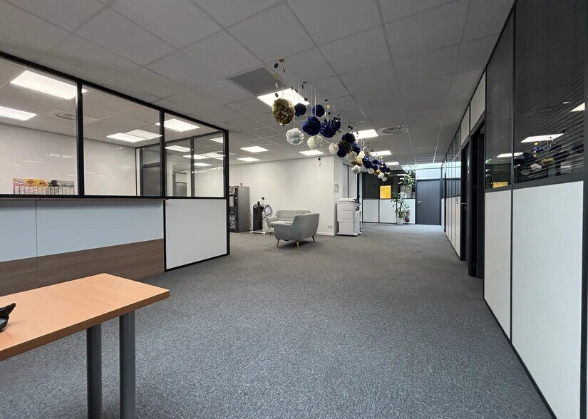 Flex dans Vénissieux à louer - Photo du bâtiment - Image 2 de 7