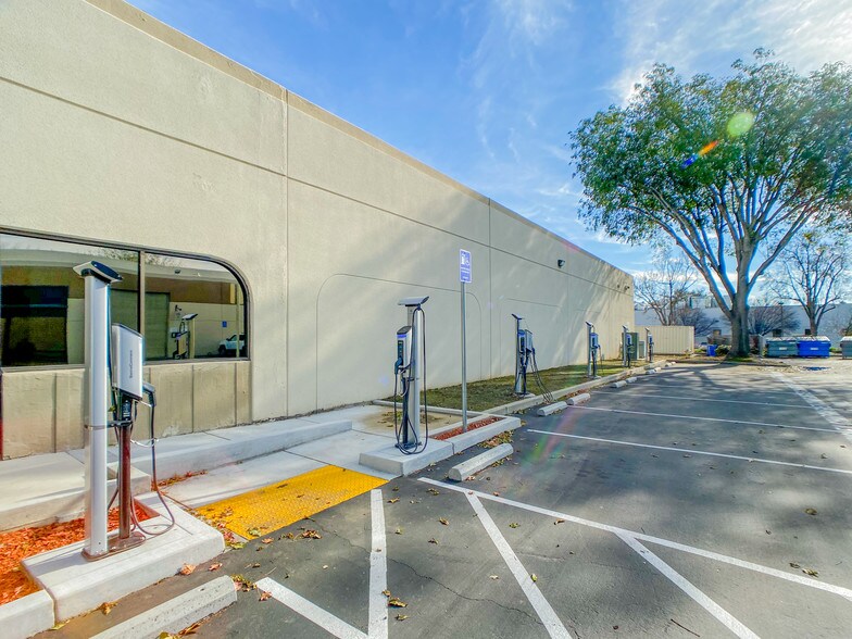 550-576 Sycamore Dr, Milpitas, CA à vendre - Photo du bâtiment - Image 3 de 18