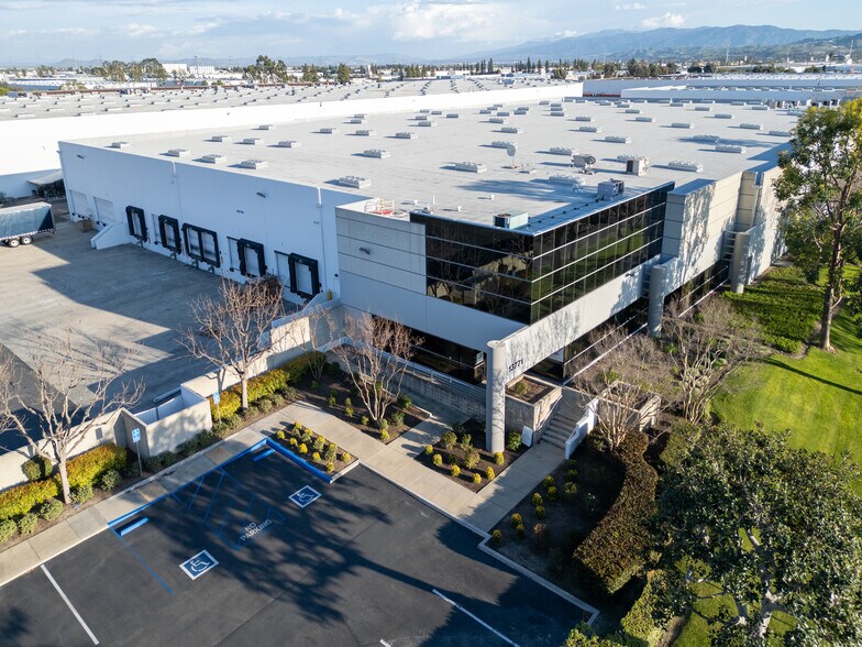 13771-13825 Norton Ave, Chino, CA à louer - Photo du bâtiment - Image 3 de 6