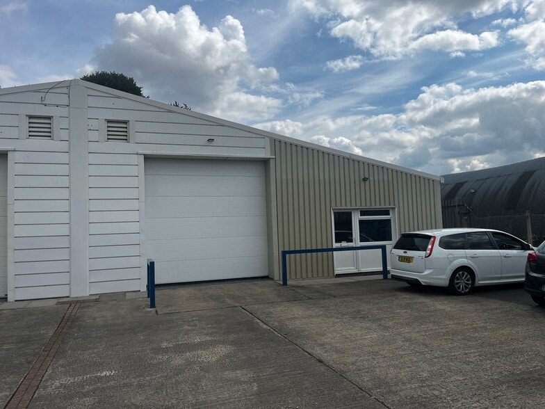 130A-130B Engineer Rd, Westbury for lease - Building Photo - Image 2 of 9