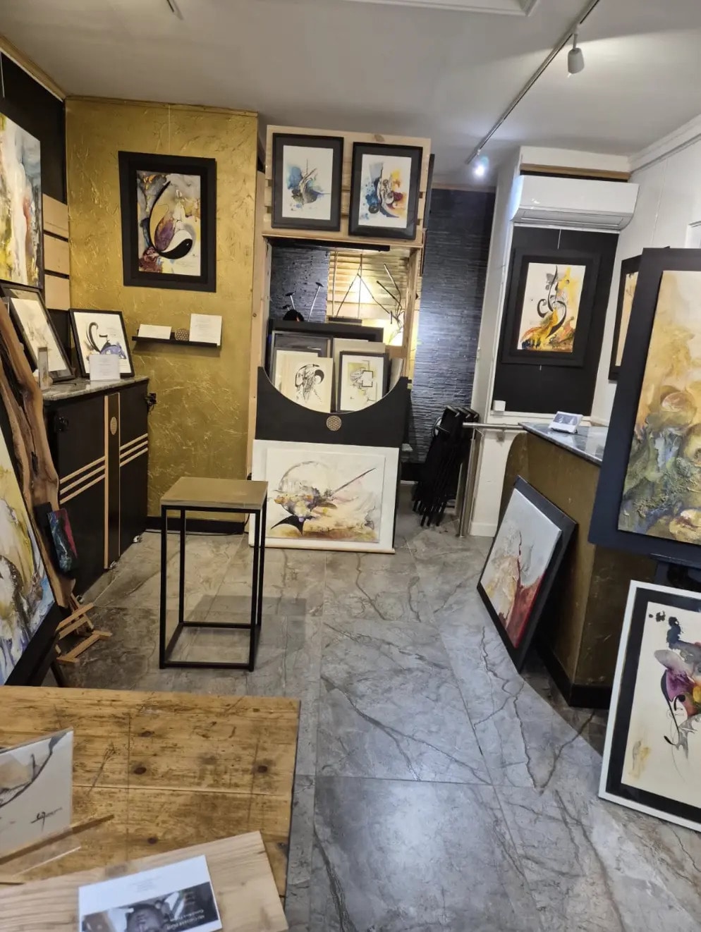 Retail in Paris for lease Interior Photo- Image 1 of 3