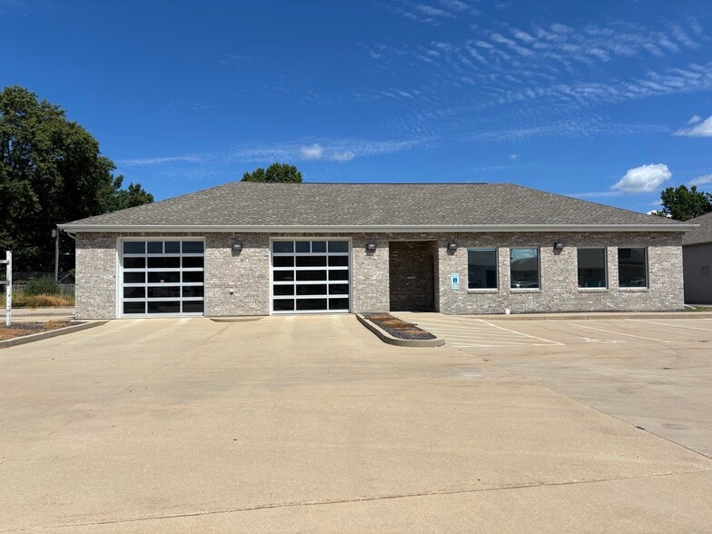 11 Cottonwood Dr, Chatham, IL for sale - Building Photo - Image 3 of 21