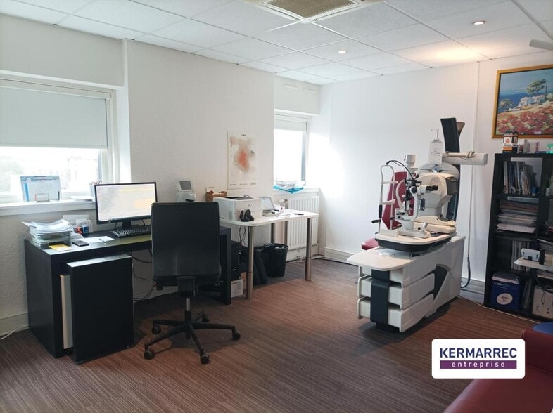 Office/Medical in Rennes for lease - Interior Photo - Image 2 of 4