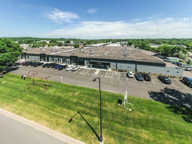 Plus de détails pour 5250-5280 W 74th St, Edina, MN - Plusieurs types d'espaces à louer