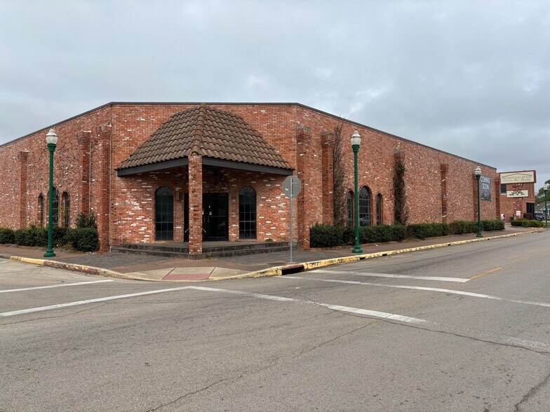 201 N Pacific St, Conroe, TX à louer - Photo du bâtiment - Image 3 de 50
