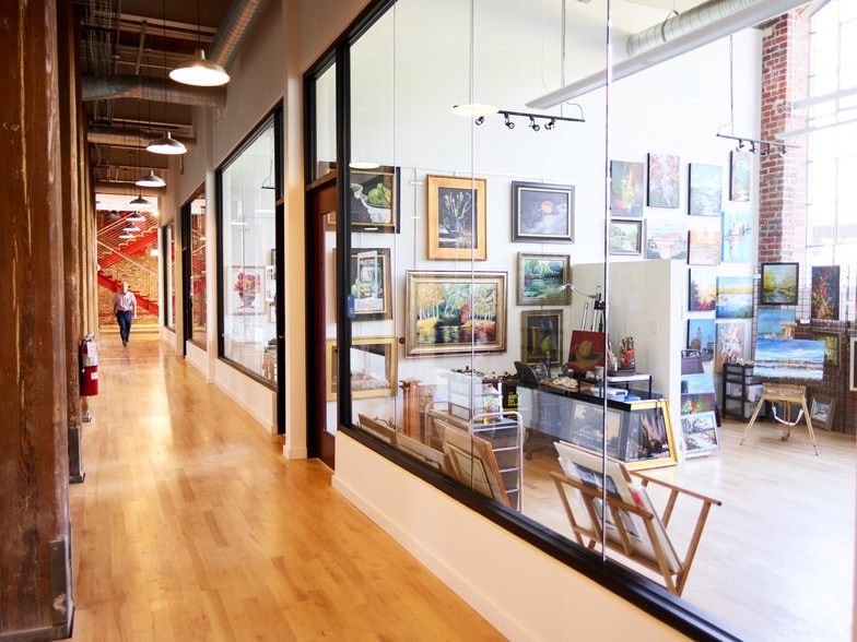 1250 Revolution Mill Dr, Greensboro, NC à louer - Photo intérieure - Image 2 de 13