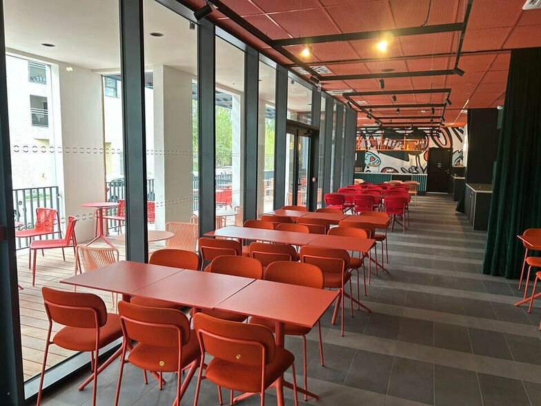 Retail in Bordeaux for lease - Building Photo - Image 1 of 13