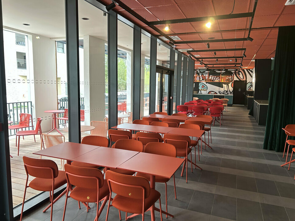 Retail in Bordeaux for lease Building Photo- Image 1 of 14
