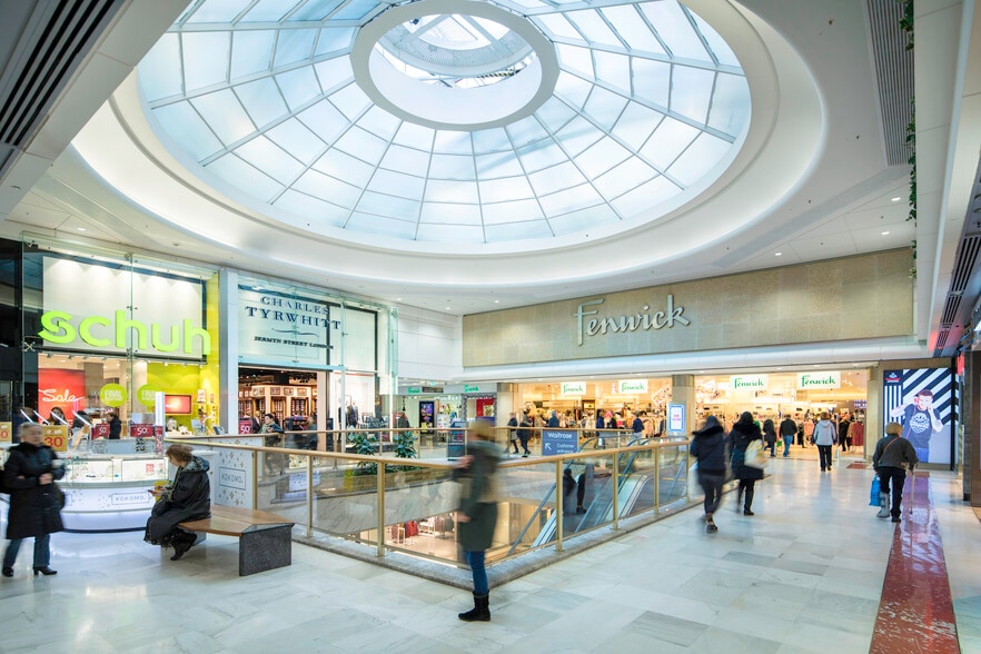 Prince Charles Dr, London for lease - Interior Photo - Image 3 of 5