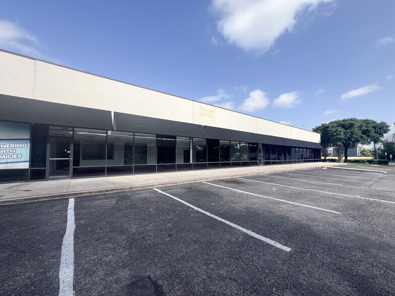 1305 SW Loop 410, San Antonio, TX à louer - Photo du bâtiment - Image 2 de 5