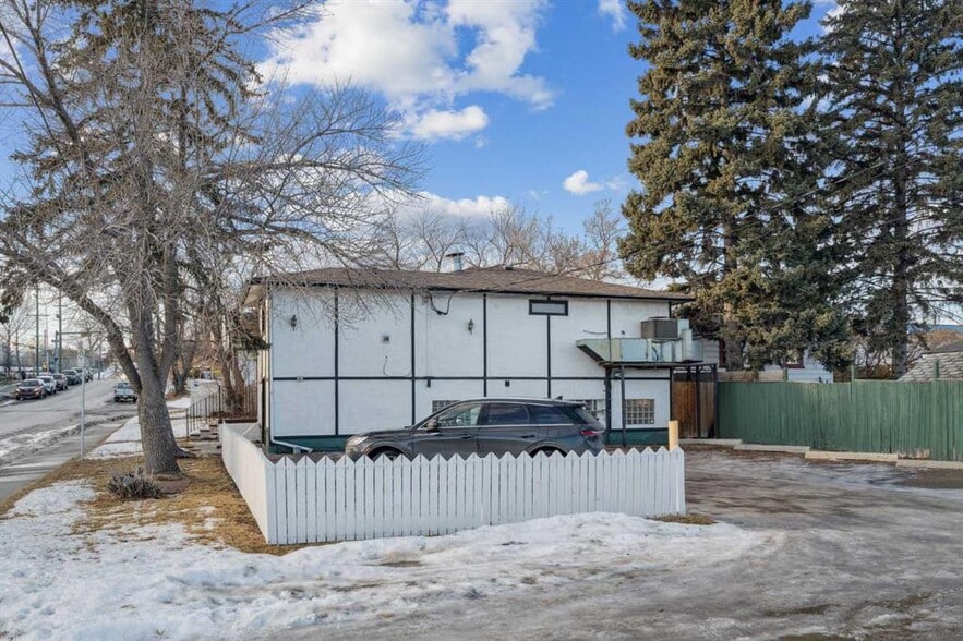 5340 2 St SW, Calgary, AB à vendre - Photo du bâtiment - Image 3 de 13