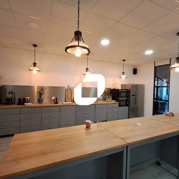 Flex in Montigny-le-Bretonneux for lease - Building Photo - Image 2 of 30