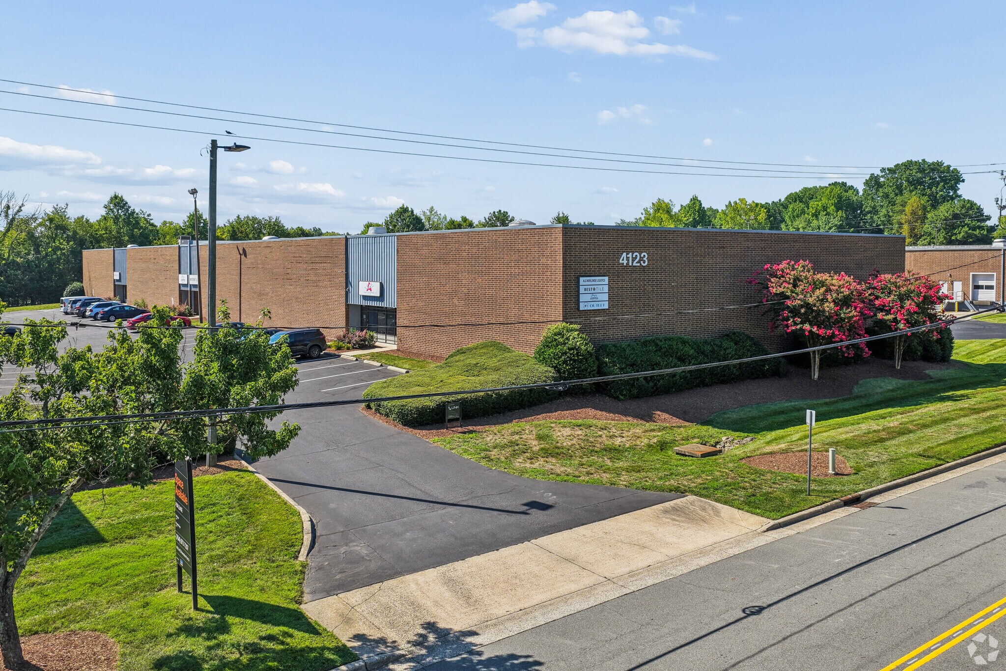4101 Revolution Park Dr, Charlotte, NC à louer Photo du bâtiment- Image 1 de 9