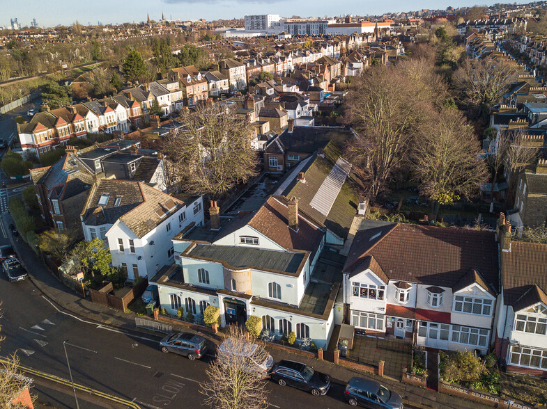 26 Estreham Rd, London for sale - Primary Photo - Image 1 of 5