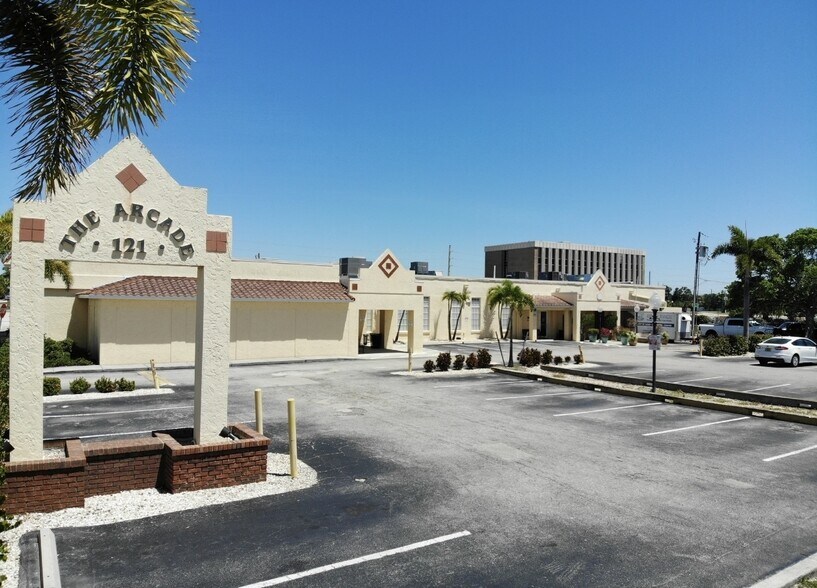 121 E Marion Ave, Punta Gorda, FL à vendre - Photo du bâtiment - Image 3 de 26