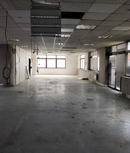 Office in Champs-sur-Marne for lease - Interior Photo - Image 2 of 5