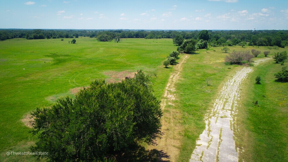 Hwy 79 300 CR 354 Gause Texas 77857, Gause, TX à vendre - Photo du bâtiment - Image 3 de 9