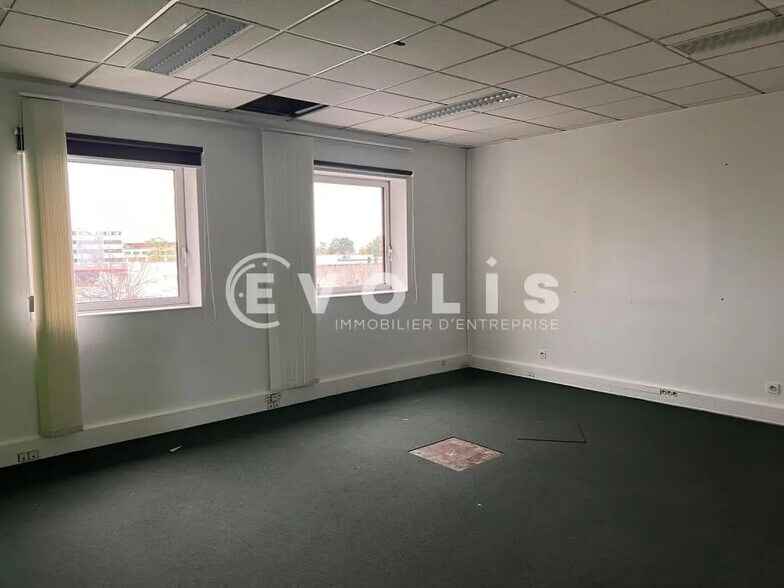 Office in Pessac for lease - Interior Photo - Image 2 of 7