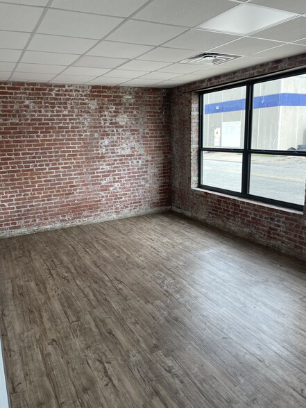 1002 SW 3rd St, Oklahoma City, OK for lease - Building Photo - Image 3 of 27