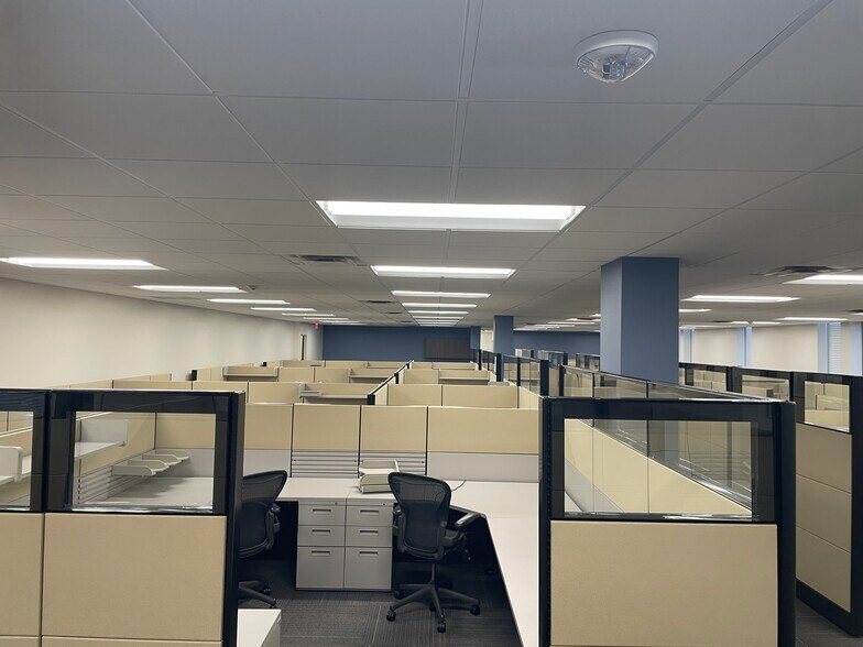 8267 Elmbrook Dr, Dallas, TX à vendre - Photo du bâtiment - Image 2 de 31