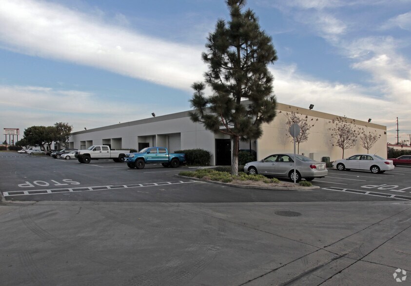2101 W Crescent Ave, Anaheim, CA à louer - Photo du bâtiment - Image 1 de 15