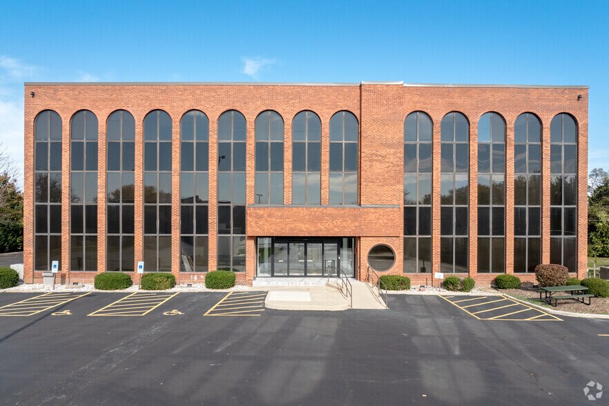 2115 Butterfield Rd, Oak Brook, IL à louer - Photo du bâtiment - Image 2 de 19