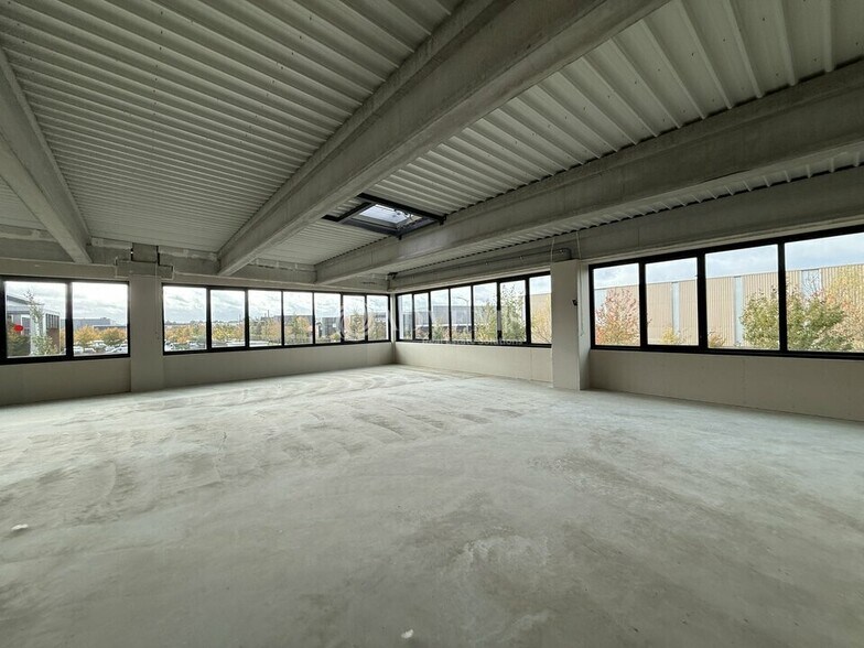 Retail in Collégien for lease - Building Photo - Image 3 of 12