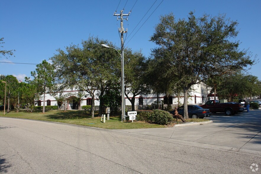 6411 Parkland Dr, Sarasota, FL à louer - Photo du bâtiment - Image 2 de 5