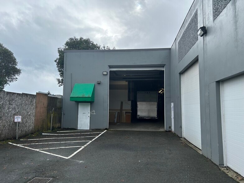 961 Dunford Ave, Langford, BC à vendre - Photo du bâtiment - Image 2 de 7