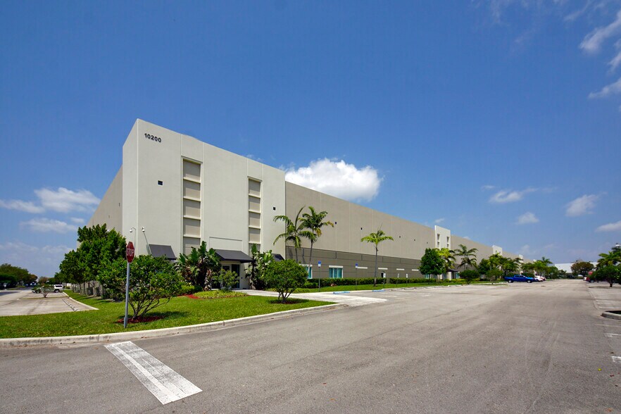 10200 NW 110th Ave, Medley, FL à louer - Photo du bâtiment - Image 3 de 4