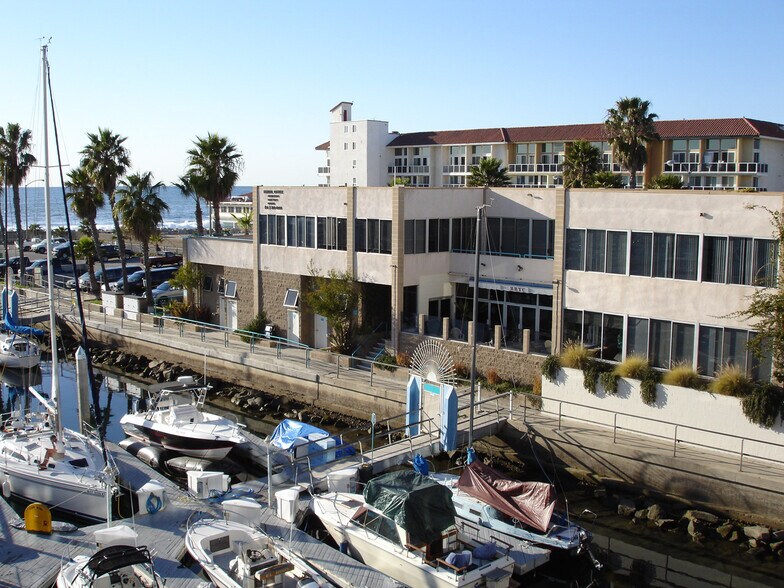 210-212 Yacht Club way, Redondo Beach, CA à louer - Photo du bâtiment - Image 3 de 6