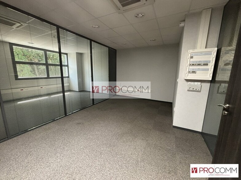 Office in Chartres for lease - Building Photo - Image 2 of 5