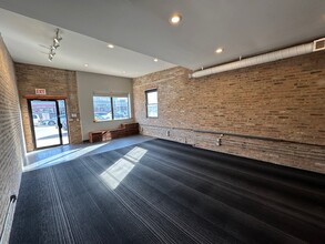1434 W Montrose Ave, Chicago, IL for lease Building Photo- Image 1 of 8