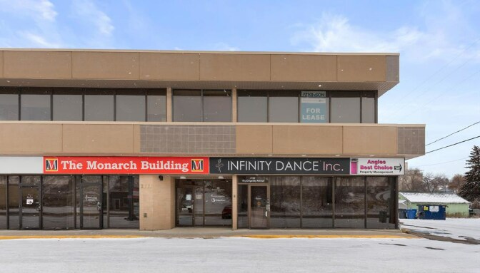 1111 Kingsway Av SE, Medicine Hat, AB à vendre - Photo du bâtiment - Image 3 de 4